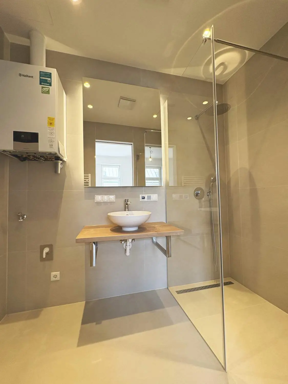 Erstbezug nach Sanierung -
Moderne 2 Zimmer Wohnung im Altbau