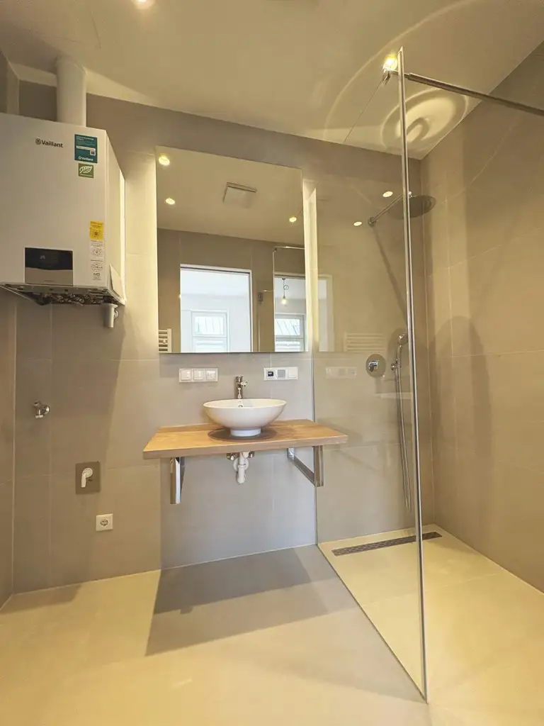 Erstbezug nach Sanierung -
Moderne 2 Zimmer Wohnung im Altbau