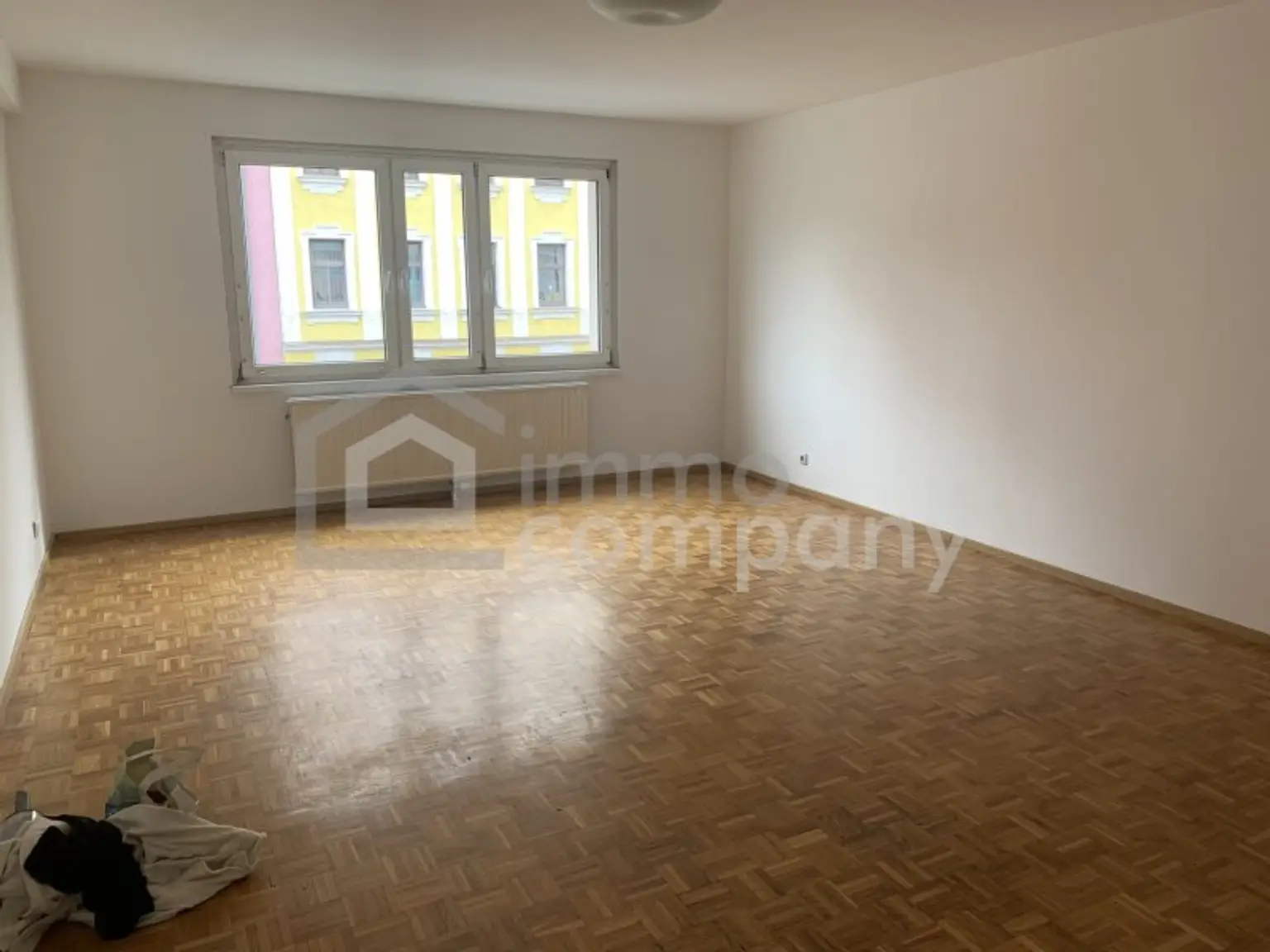 Wohnzimmer mit offener Küche