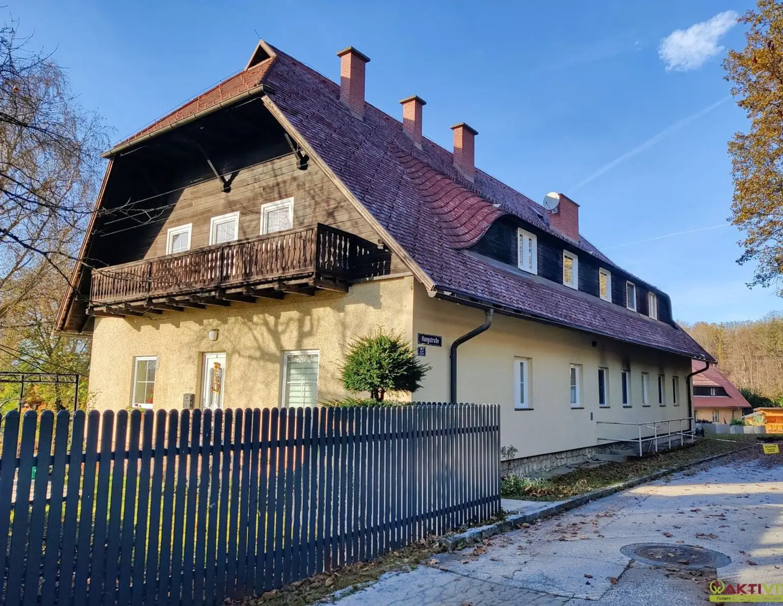 Projektliegenschaft mit großem Sanierungs- und Baupotential. - Nahe dem Flughafen. - Über 6.000 m² Bauland. - Vielfältiges Potential.