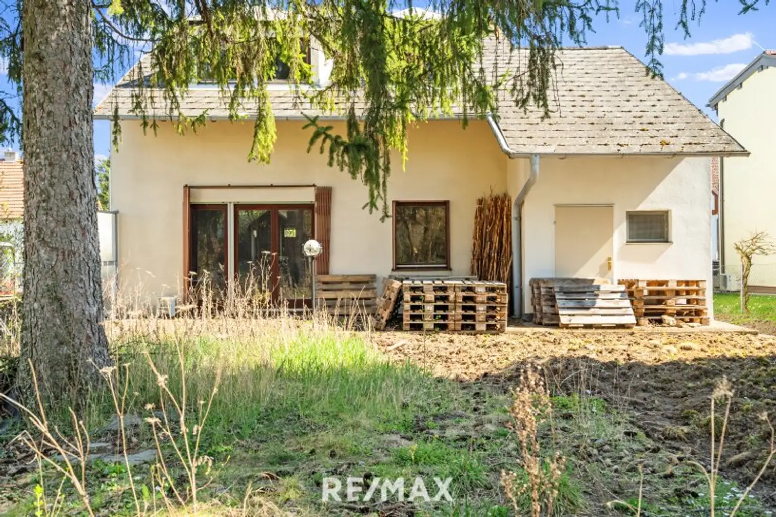 Renovierungsbedürftiges Einfamilienhaus mit Garten und Garage – Ihr neues Zuhause in Toplage