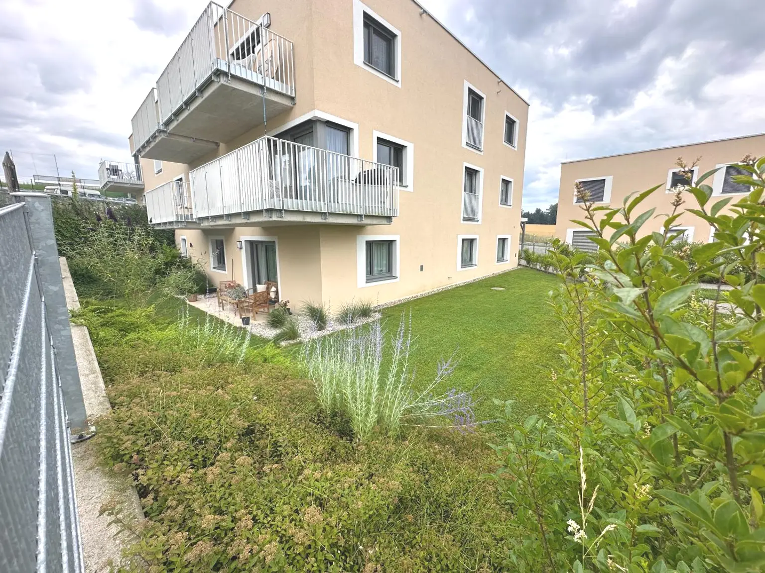 Vermietete Anlegerwohnung mit Garten – moderne Wohnqualität in ruhiger Lage