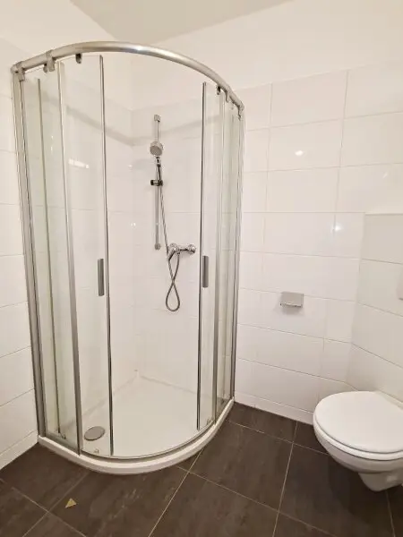 HÖRLGASSE BEIM SCHLICKPLATZ, gepflegte 45 m2 Neubau, 2 Zimmer, Komplettküche, Duschbad, Parketten, 2. Liftstock