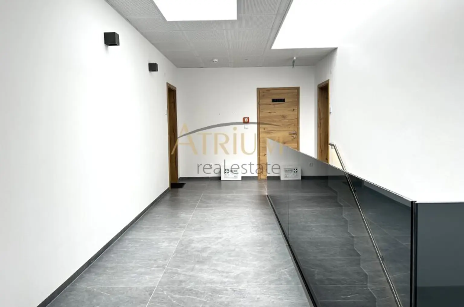 Provisionsfrei - Moderne Büros und Gewerbehallen auf privatem Firmengelände.