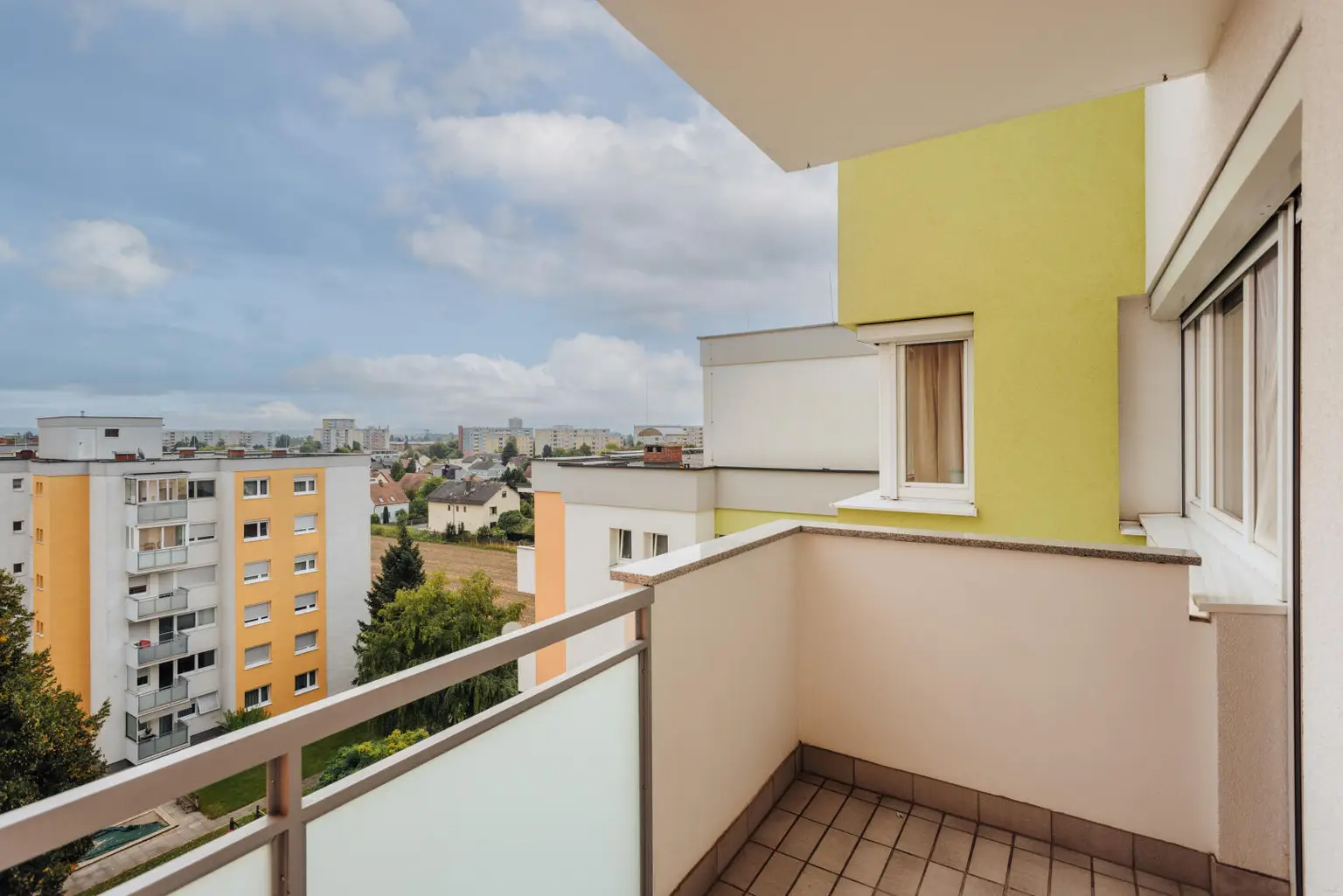3-Zimmer-Wohnung mit Balkon, Lift, Parkplatz & Vollmöblierung – Sofortbezug in der Abstallerstraße
