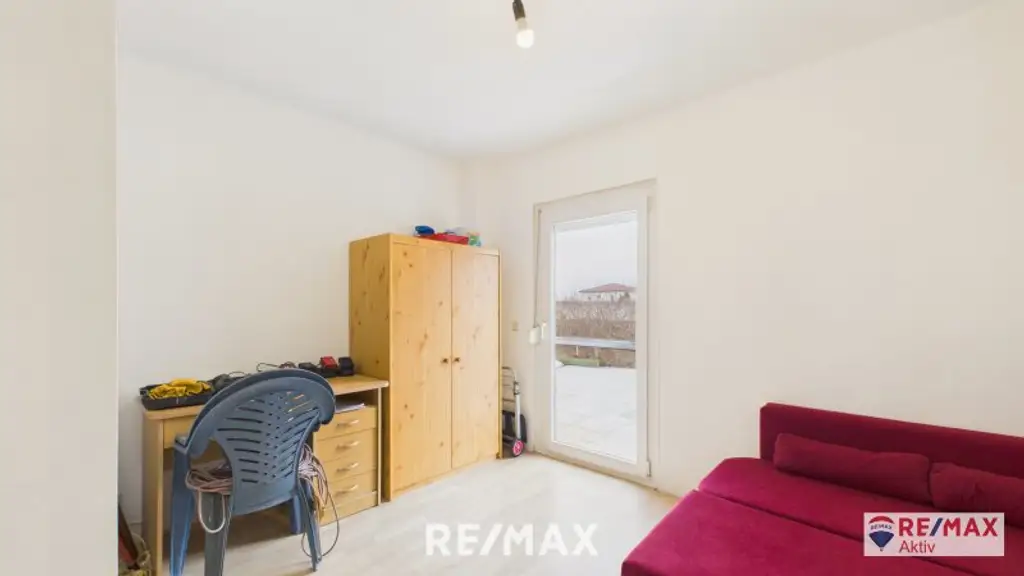 Einzugsbereites Haus mit großer Garage und großem Grundstück