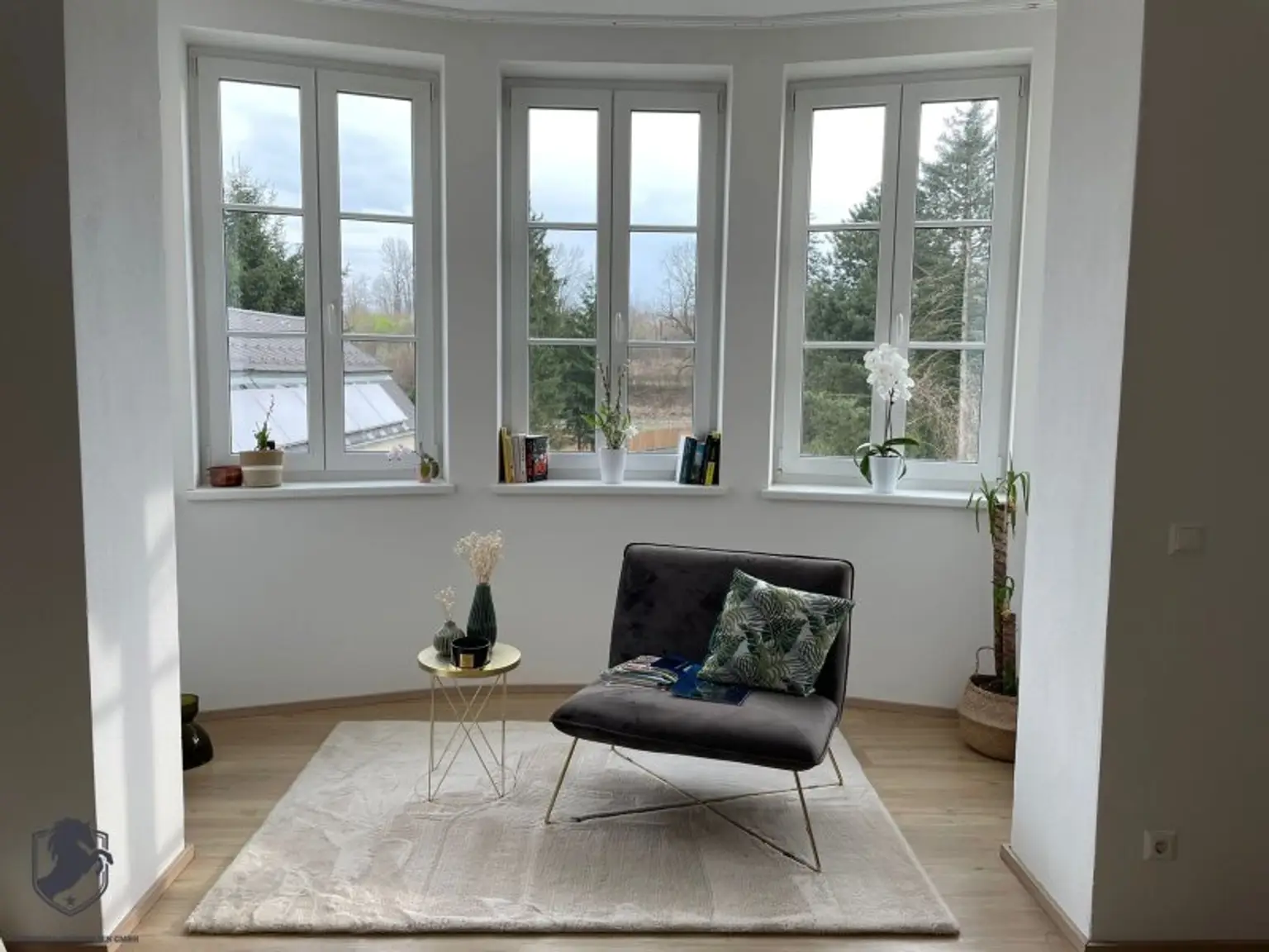 Außergewöhnliche Villa mit drei Wohneinheiten, Gewerbeeinheit & teilbarem Grundstück