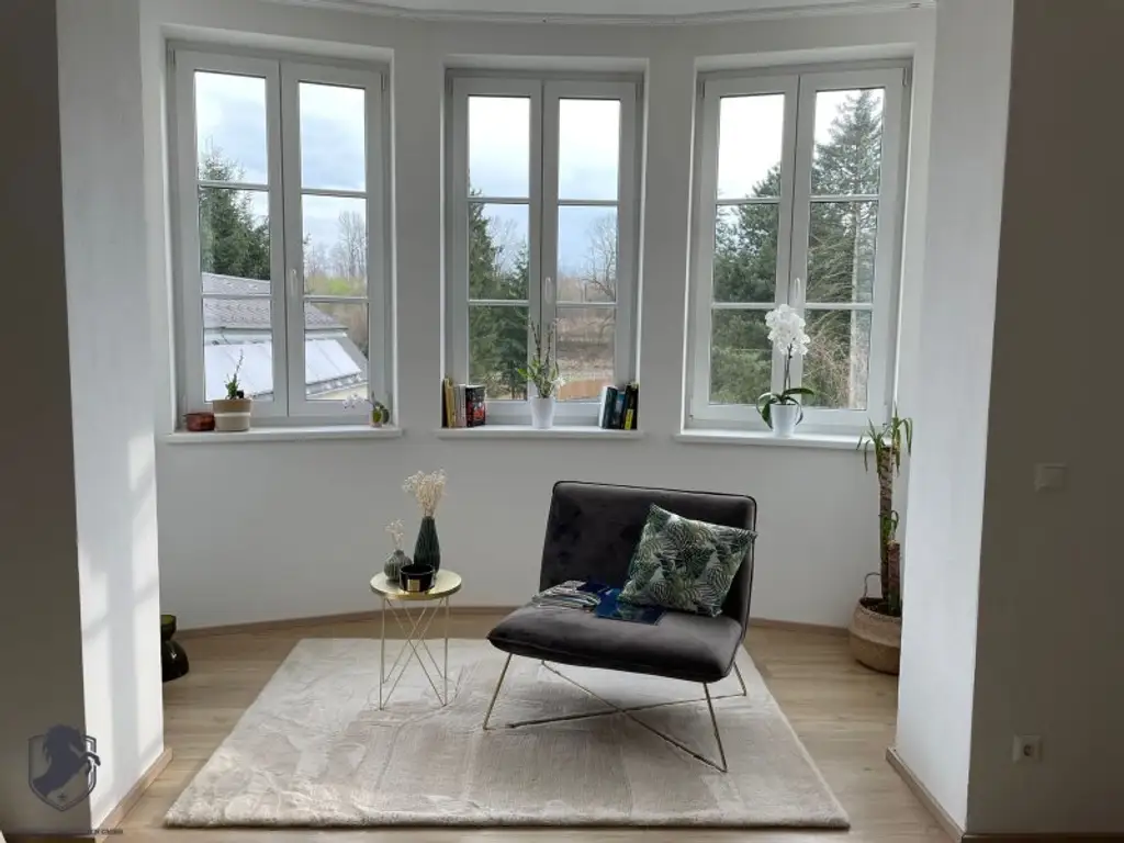 Außergewöhnliche Villa mit drei Wohneinheiten, Gewerbeeinheit & teilbarem Grundstück