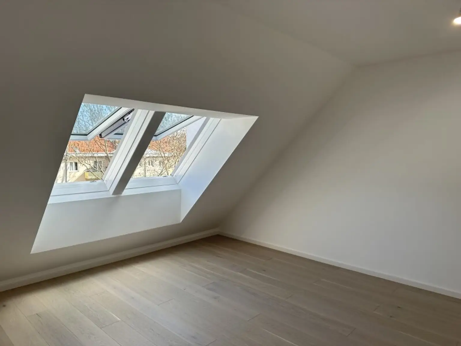 hofseitiges Schlafzimmer