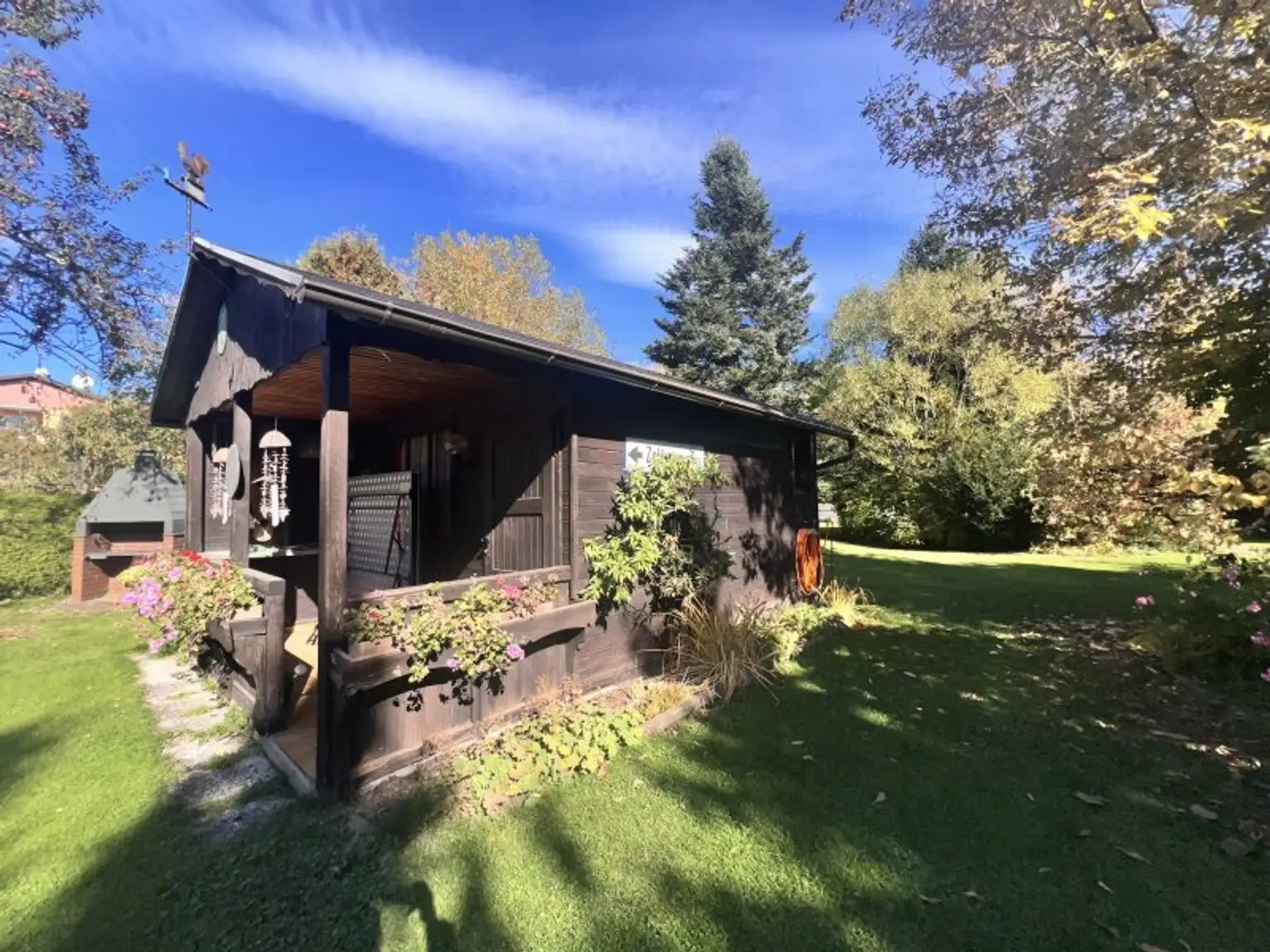 Geschäftshaus mit Wohnung + privatem Wohnhaus mit Pool und wunderschönem Garten – vielseitig nutzbar und top gelegen