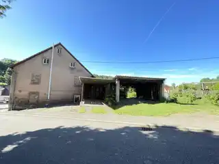 Giebelansicht mit Carports