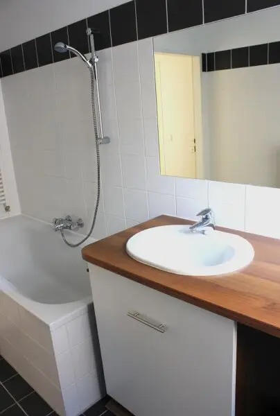 Badezimmer mit Wanne und Fenster