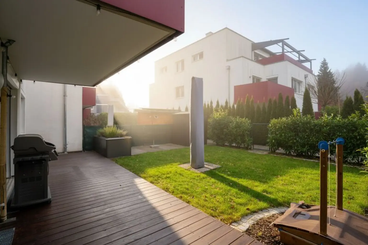 Terrasse und Eigengarten