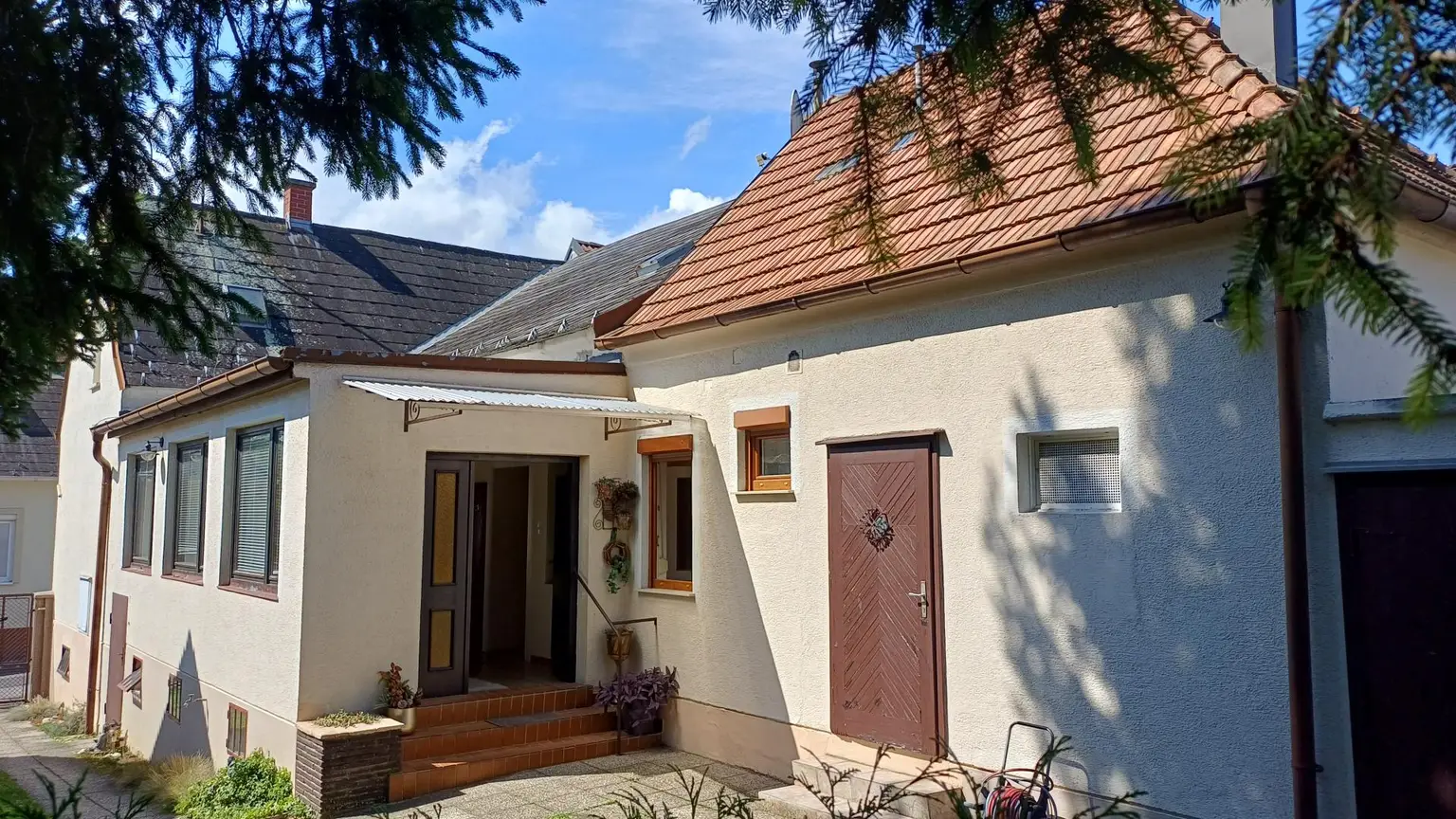 Einfamilienhaus, teilunterkellert mit Nebengebäuden und Garten