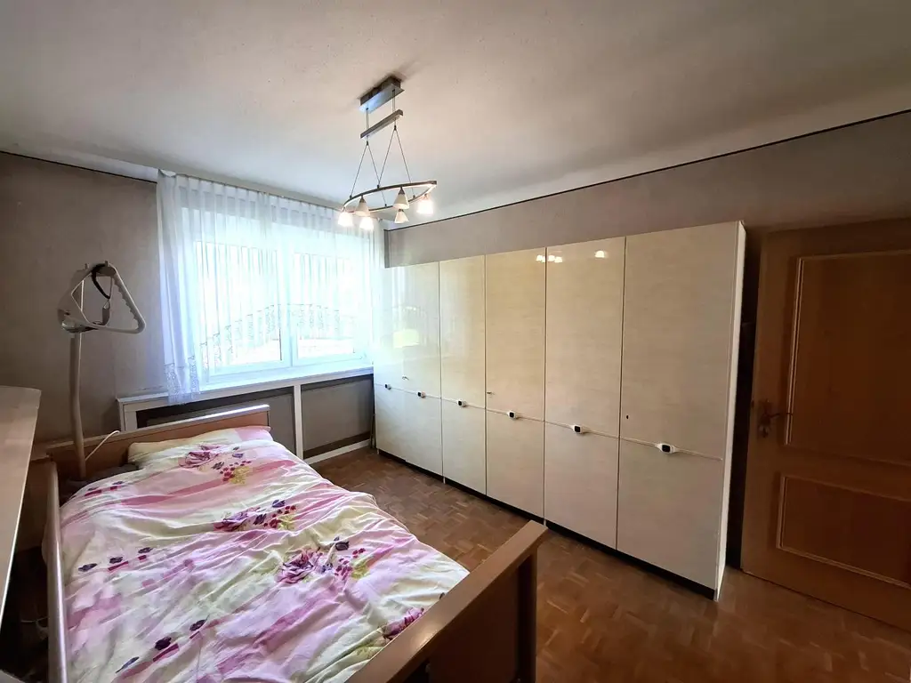 Einfamilienhaus mit Keller, Loggia, Garage und Garten, nur 300 Meter zum Neufelder See