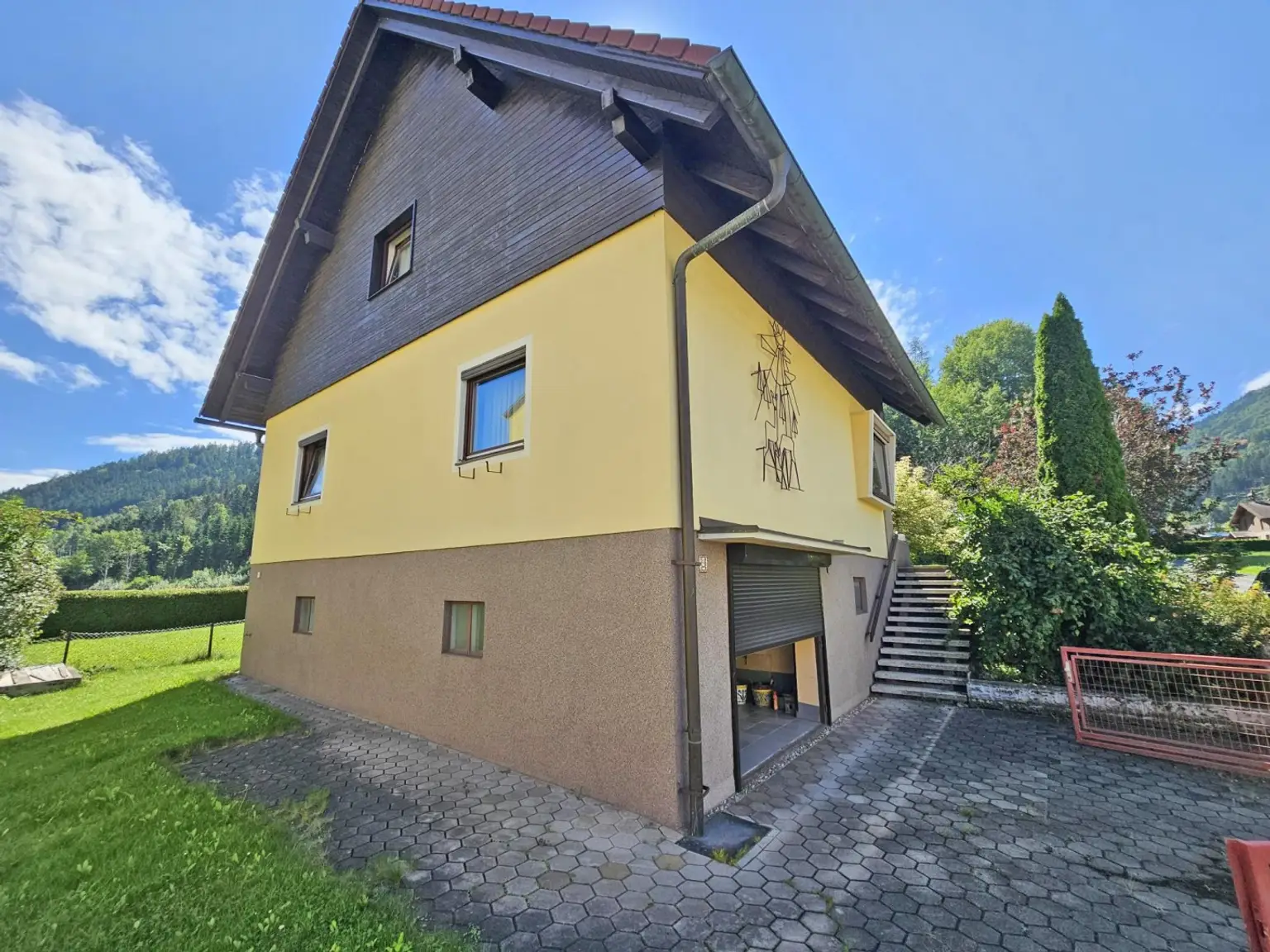 Einfamilienhaus mit Garage und Terrasse.