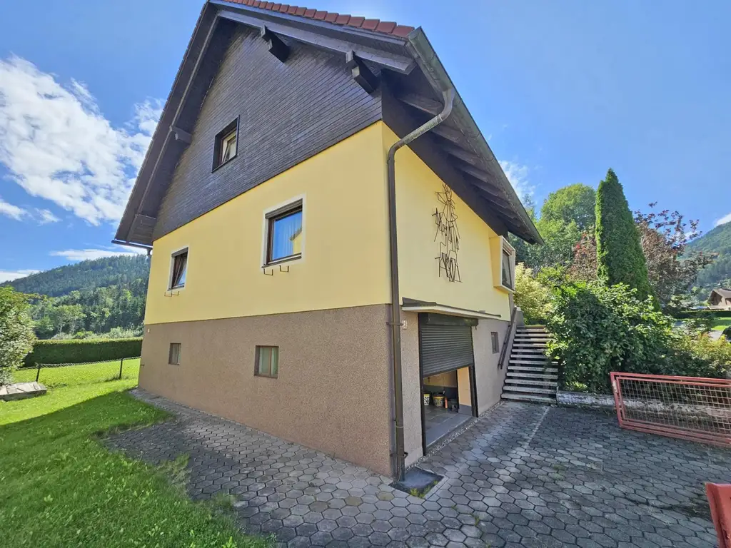 Einfamilienhaus mit Garage und Terrasse.