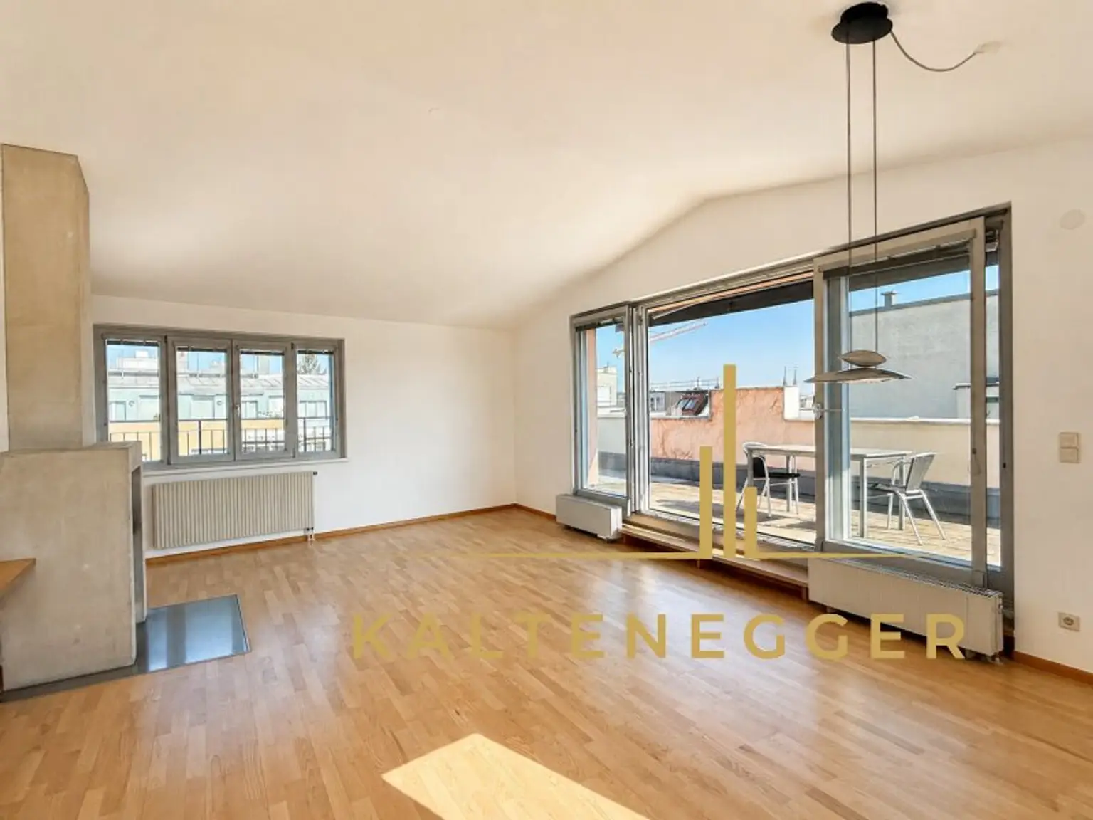 Wohnzimmer knapp 39 m² mit breiter Glasfront und direktem Terrassenzugang