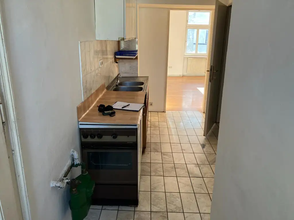 "Under Construction "   Wohnung zum Sanieren.