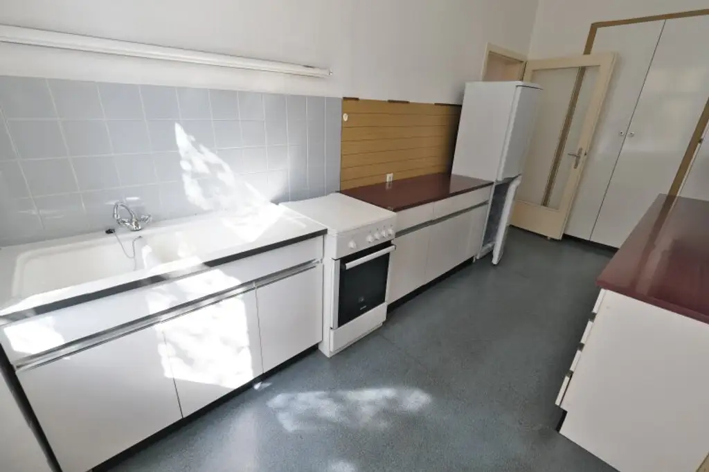 Antonigasse UNBEFRISTETE 2 Zimmer-Wohnung mit KFZ-Stellplatz im Haus