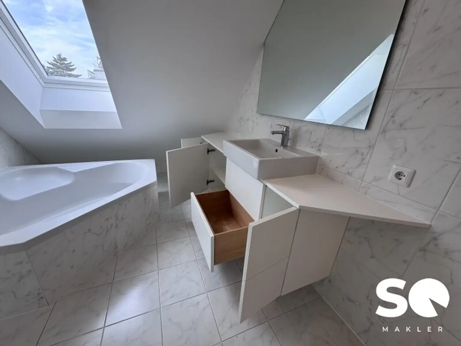 # SQ - HELLE, RUHIGE 2 ZIMMER DG-WOHNUNG INKL. TERRASSE - NÄHE RIVERSIDE - 1230 WIEN - TAG DER OFFENEN TÜR: 31.10.2025 14:00-17:00