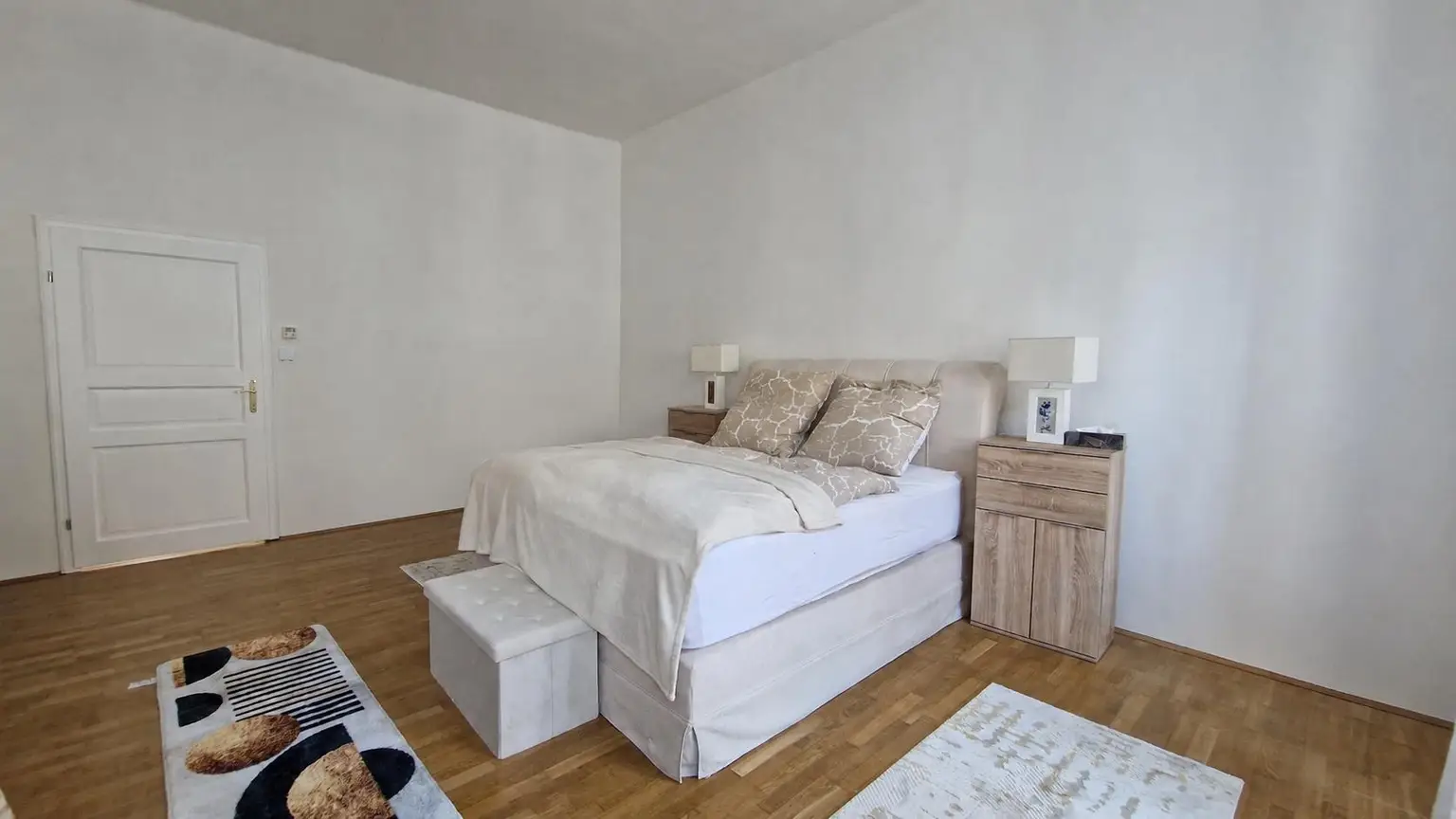 Schlafzimmer aufgeräumt KI-Info