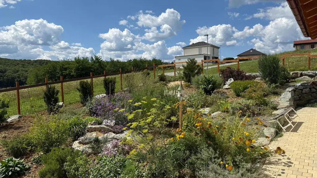 Neuwertiger Bungalow mit einzigartiger Steingartengestaltung und Naturteich