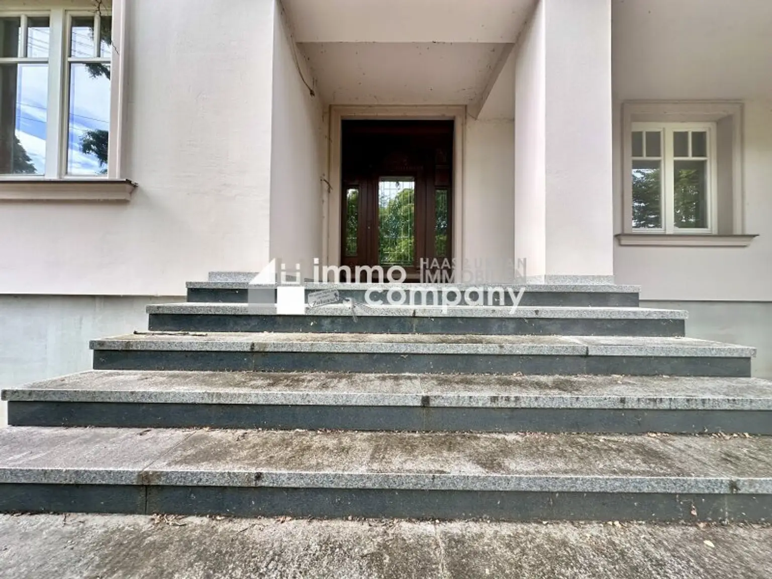 Luxuriöse Villa in Hamuliakovo: 600m², 14 Zimmer, Erstbezug mit Stadt- und Grünblick!