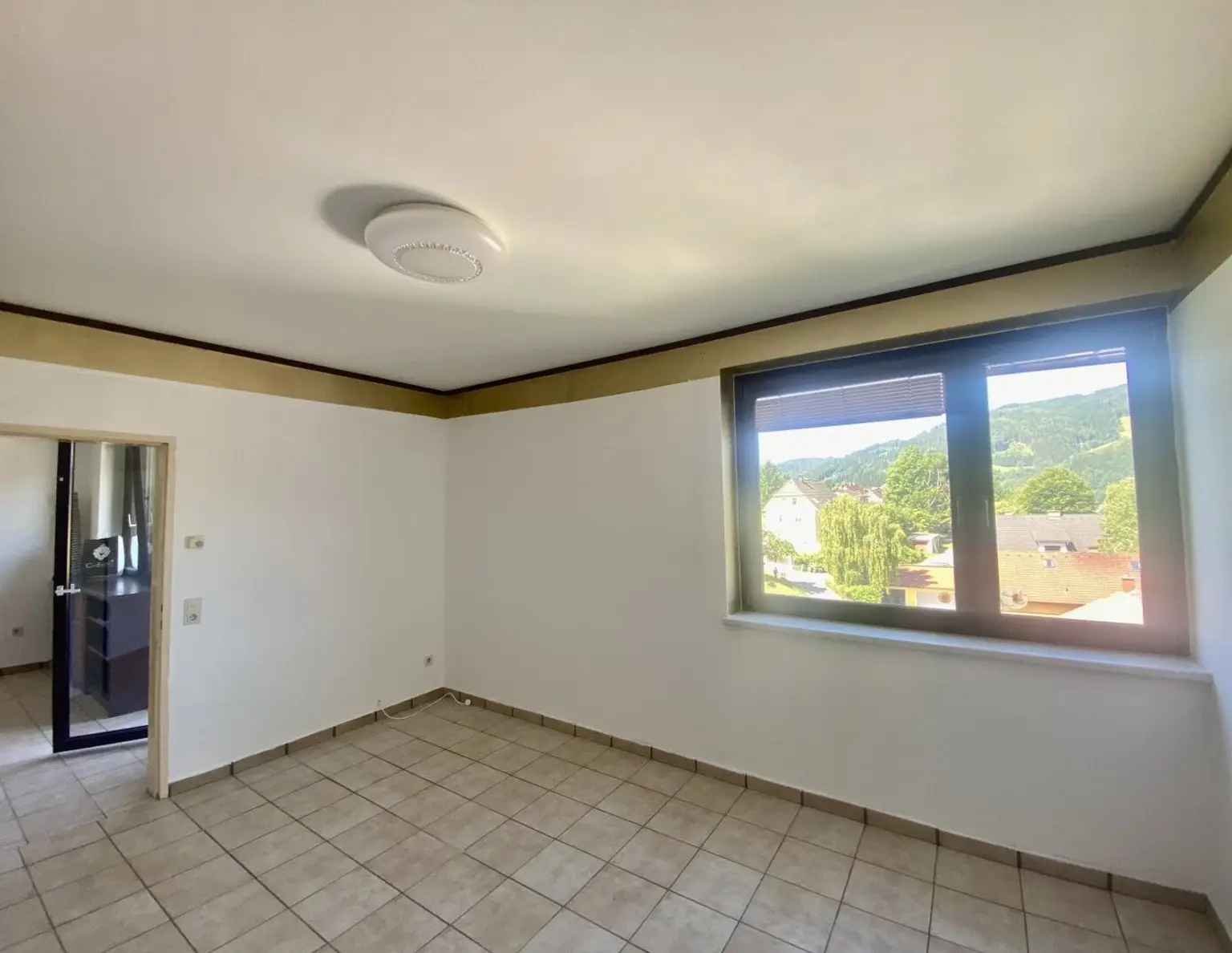 Mürzzuschlag: Willkommen in Ihrem neuen Zuhause mit Ausblick ins Grüne! Gut aufgeteilte 3 Zimmer Wohnung mit Loggia und Garage!