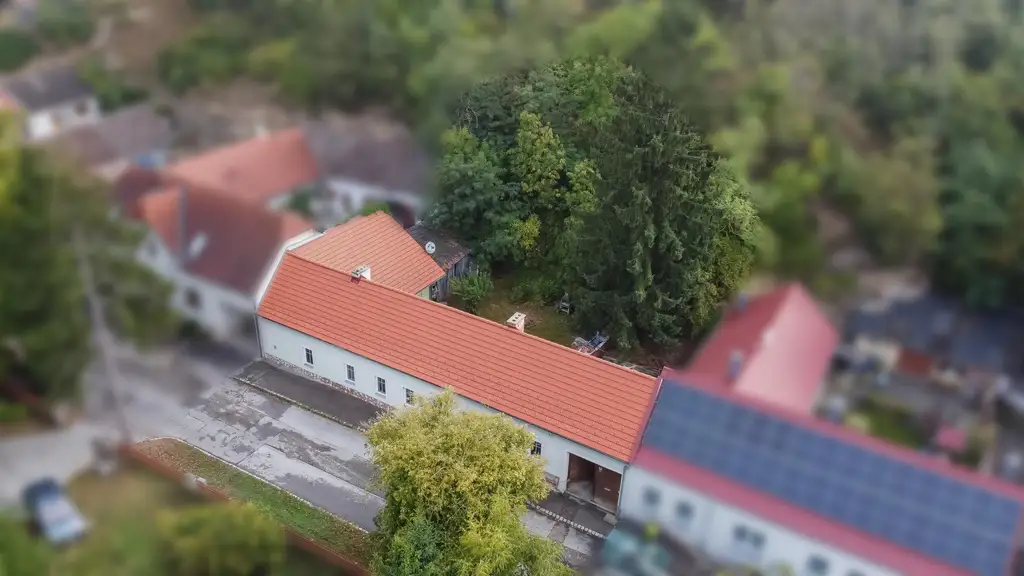 Kleines Haus mit uneinsehbaren Garten