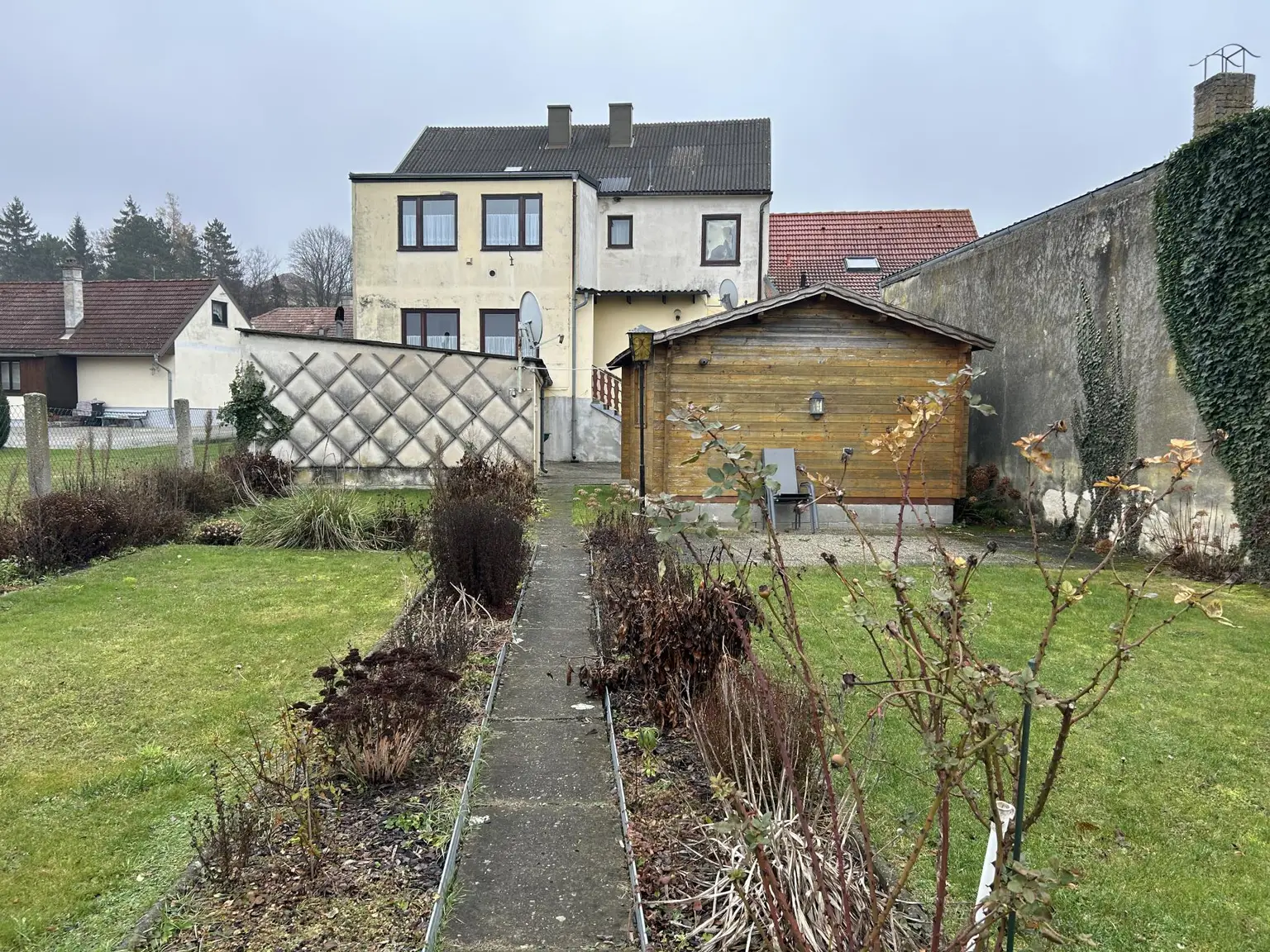 Gartenfläche - Hausrückseite