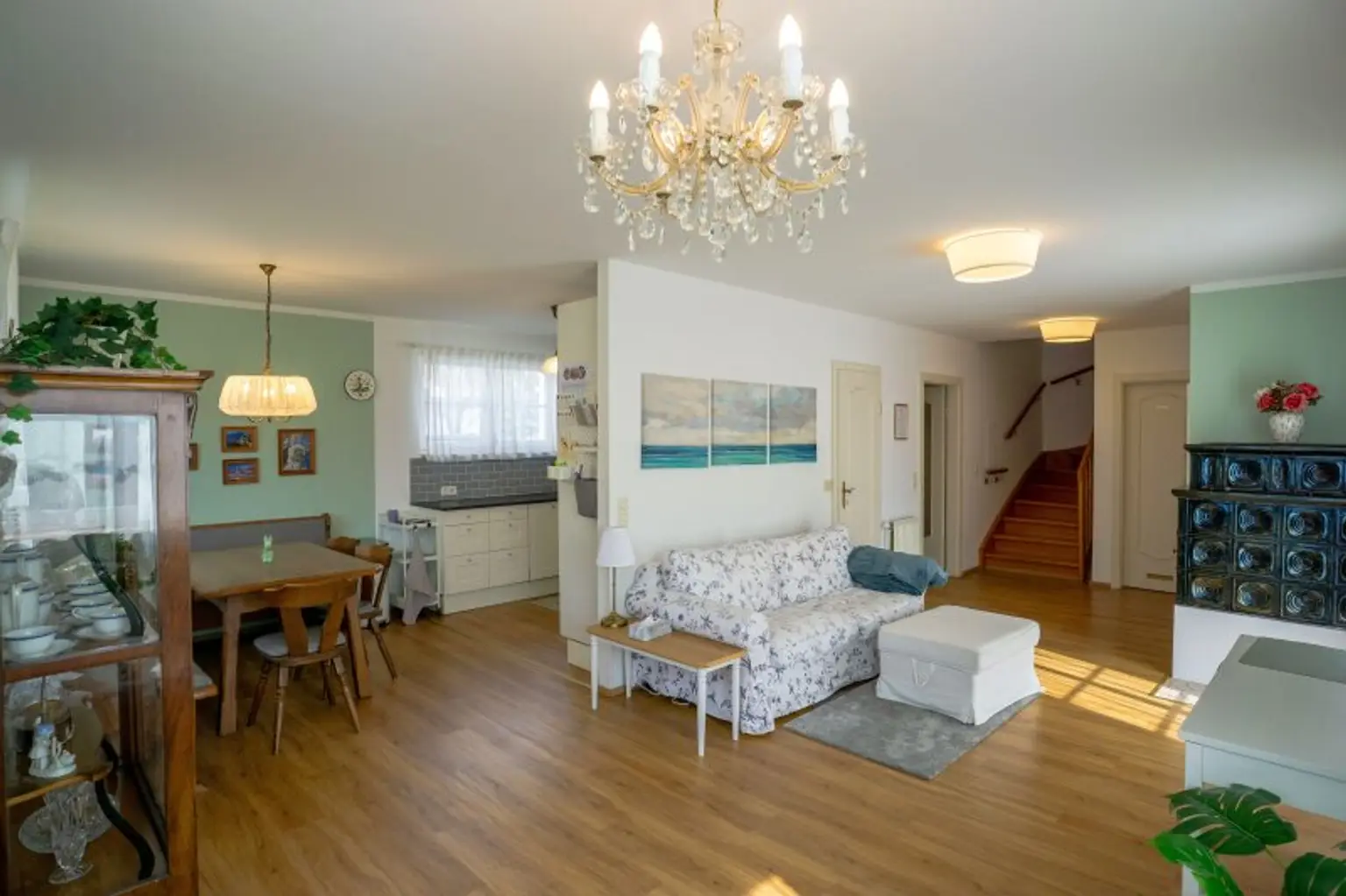 gesamter Wohn-Essbereich Richtung offene Küche