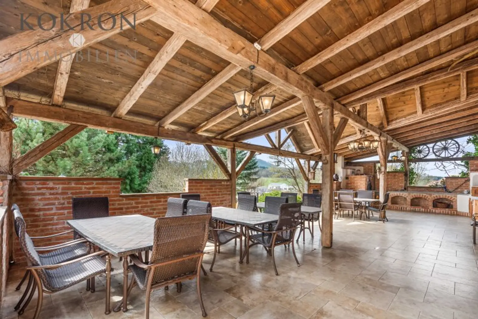 "Heurigen"-Terrasse mit Steinofen, Holzofen, Bierzapfstelle, WCs, Küche