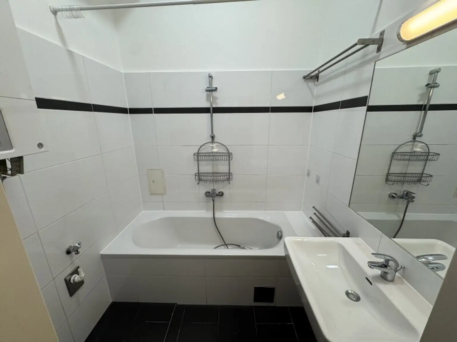 NEU! WG-Geeignete 3,5 Zimmerwohnung in wunderschönem Altbauzinshaus!