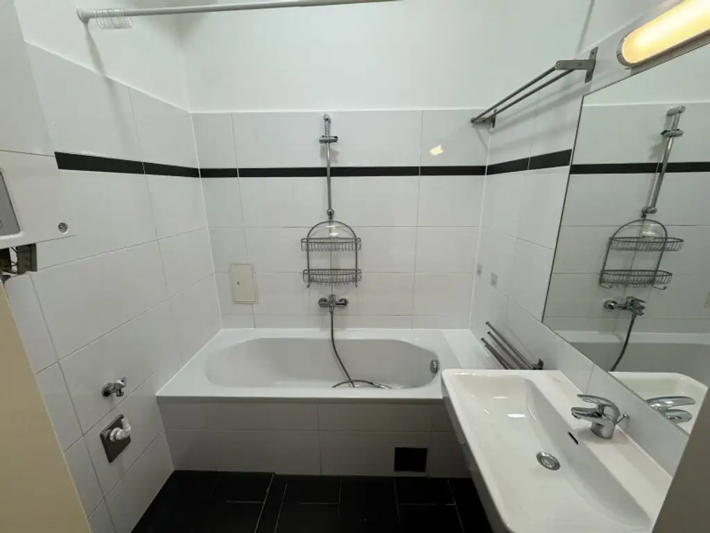 NEU! WG-Geeignete 3,5 Zimmerwohnung in wunderschönem Altbauzinshaus!