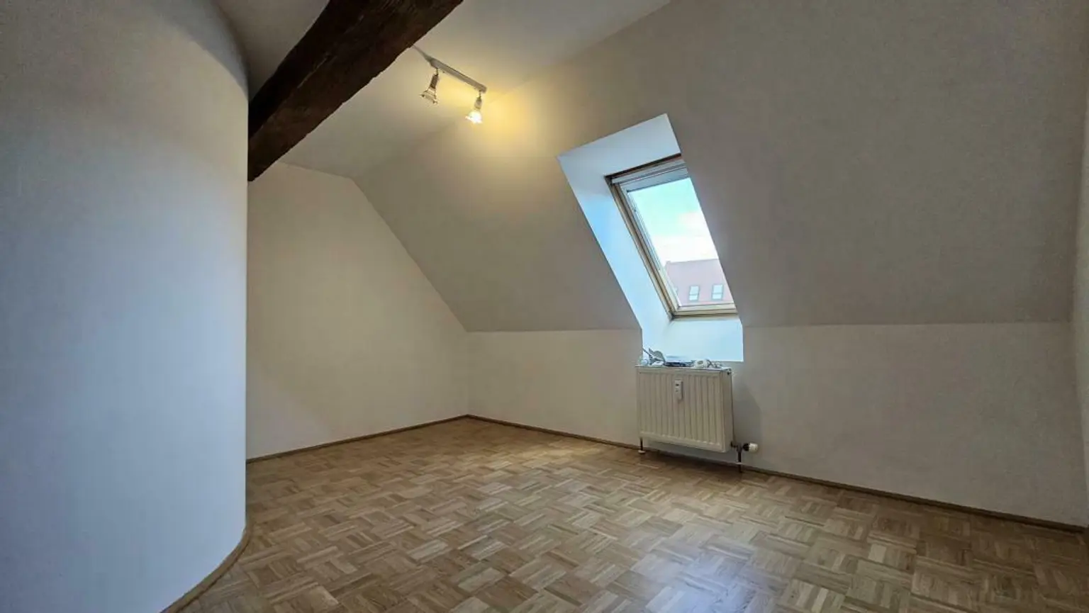 geräumiges Schlafzimmer