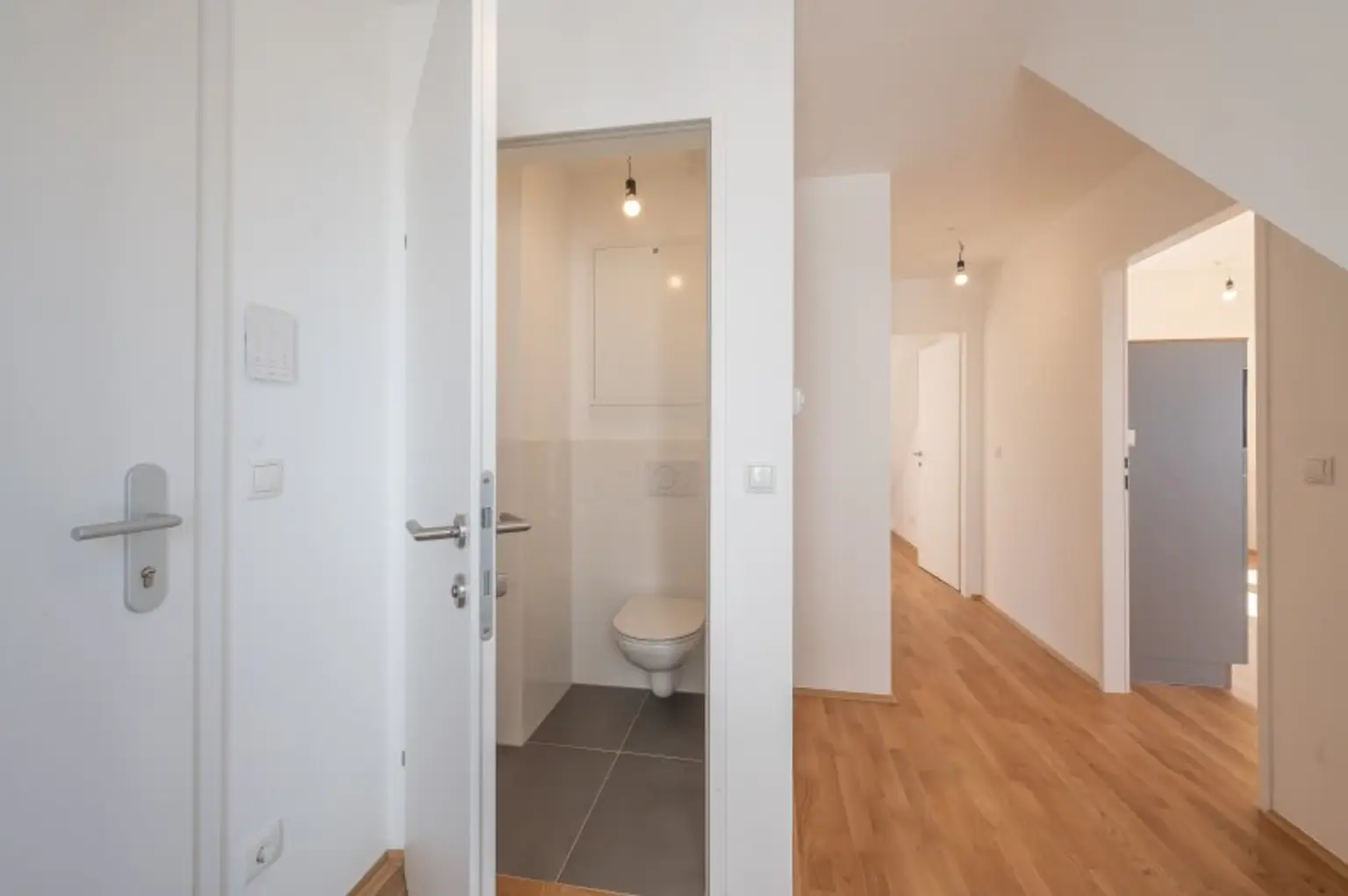 ++NEU++ Hochwertige 2-Zimmer DG-Wohnung mit zwei Balkonen, Ruhelage im Hof!