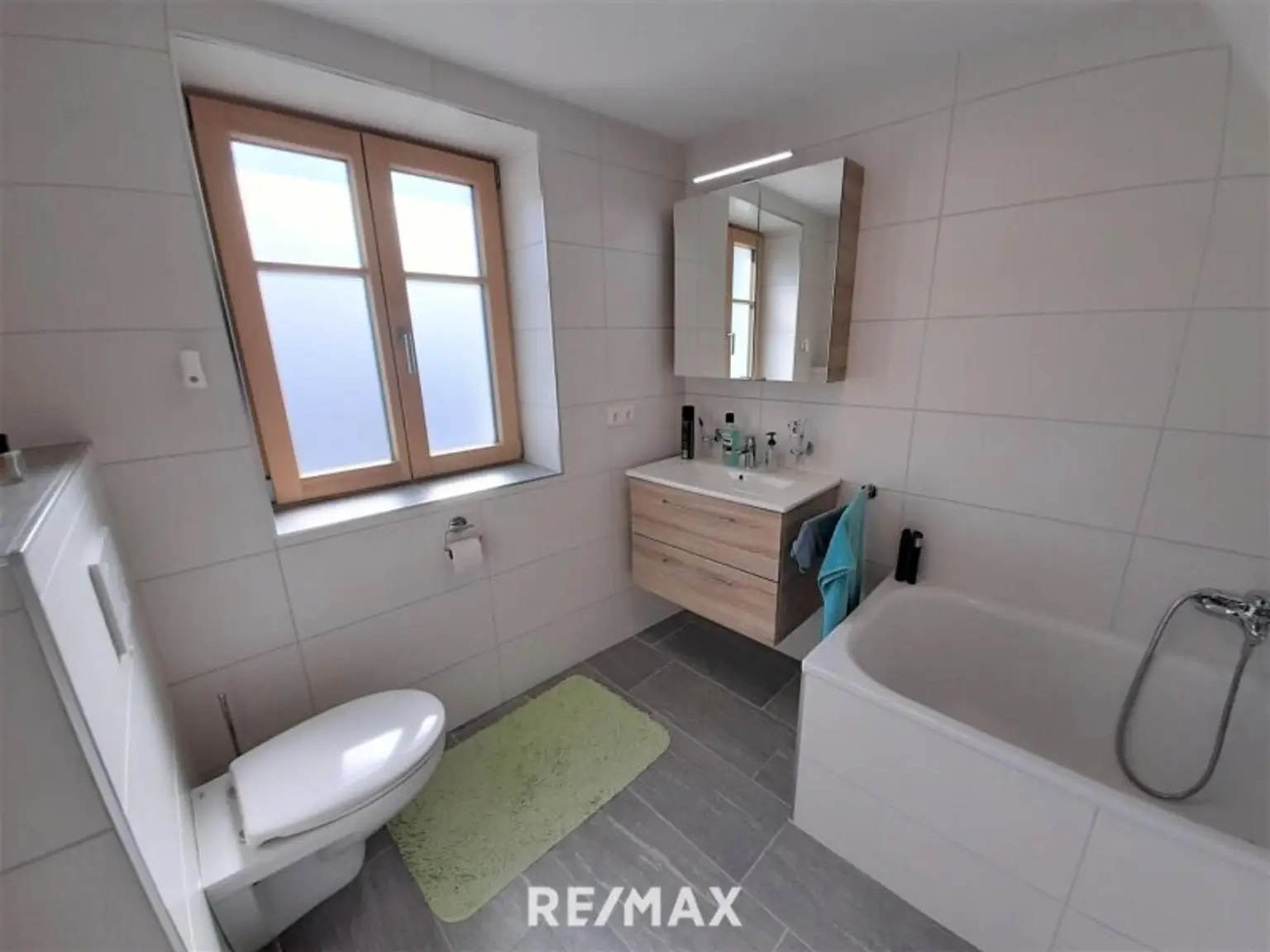 Badezimmer mit Wanne und WC - OG