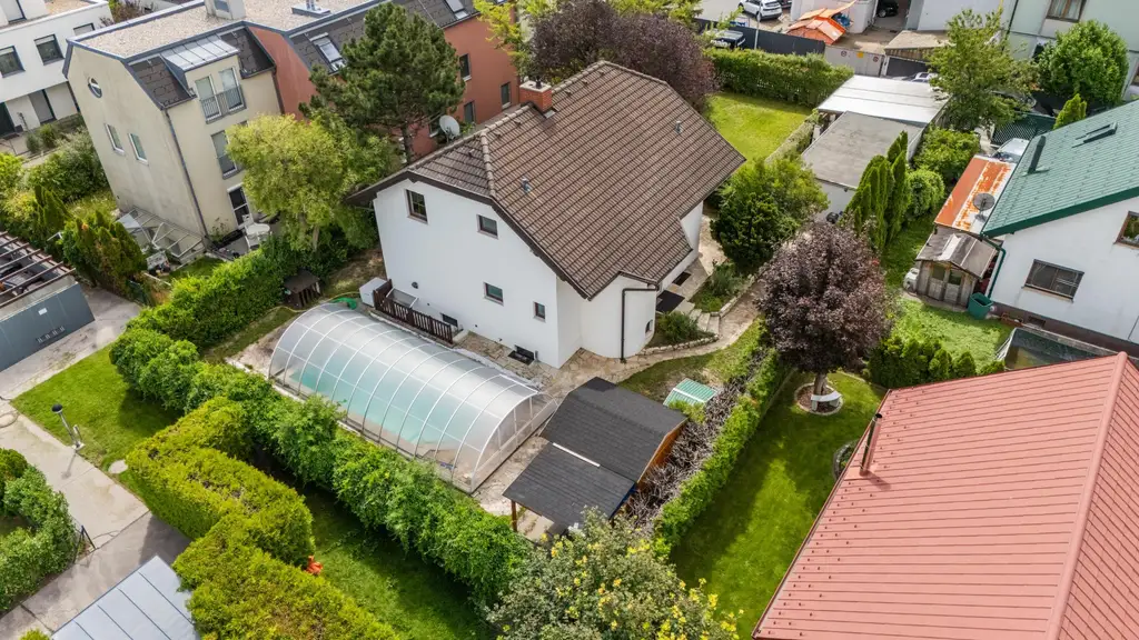 "Charmantes Einfamilienhaus mit Pool, großem Garten und modernem Wohnkomfort"
