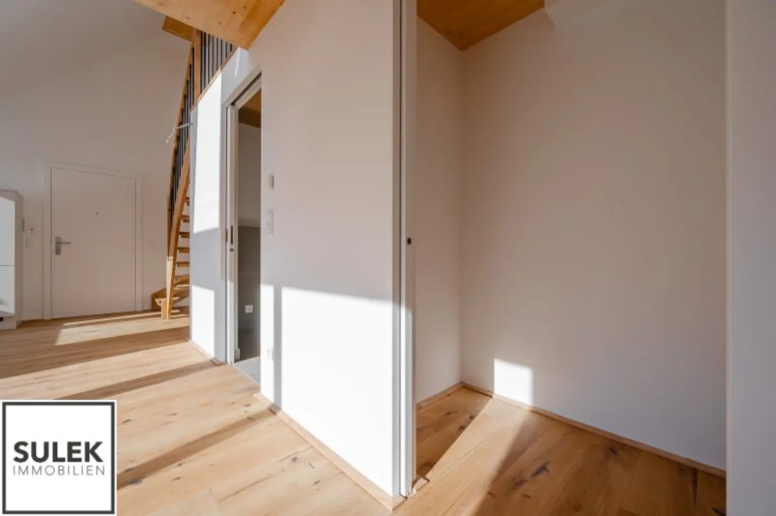 lichtdurchfluteter DG-Erstbezug mit offener Galerie und hochwertiger Ausstattung