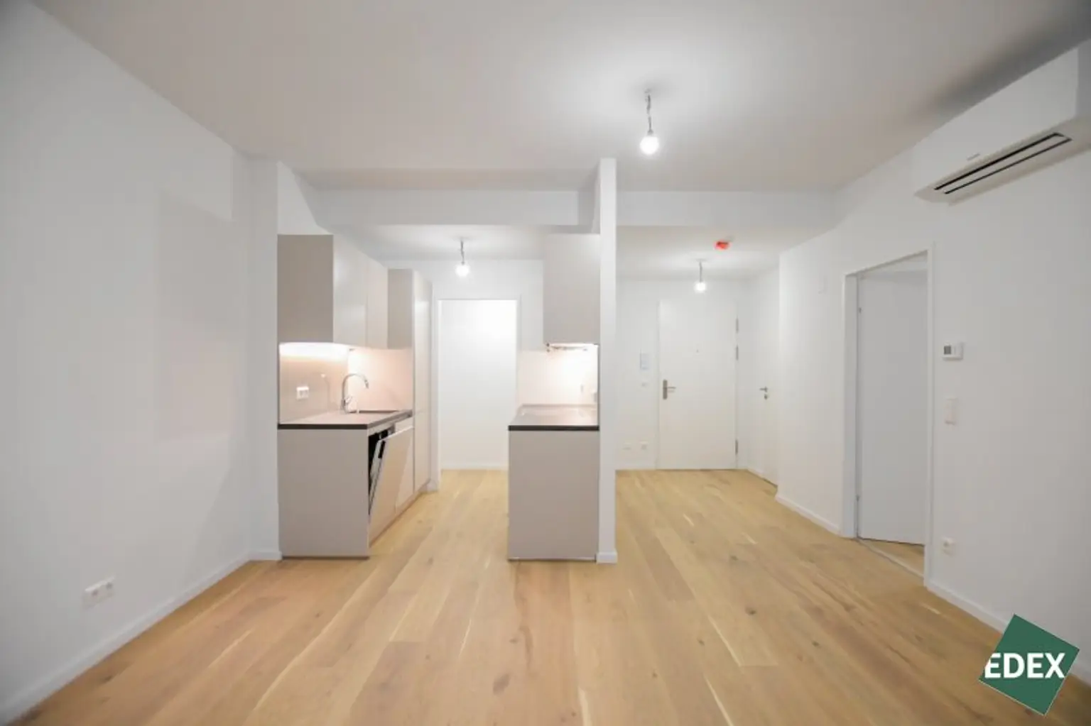 Erstbezug nach Sanierung: Schöne 2 Zimmer-Wohnung mit Loggia und Top-Anbindung