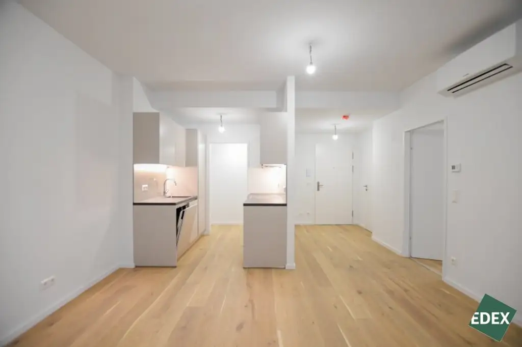 Erstbezug nach Sanierung: Schöne 2 Zimmer-Wohnung mit Loggia und Top-Anbindung