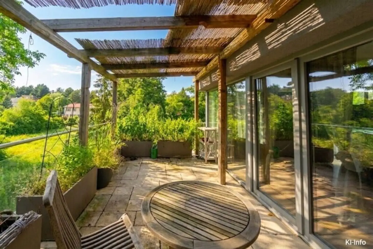 Dachterrasse mit Grünblick