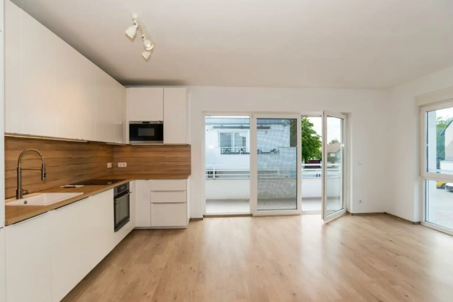 Schöne 3 Zimmerwohnung mit Balkon und 2 PKW Stellplätzen