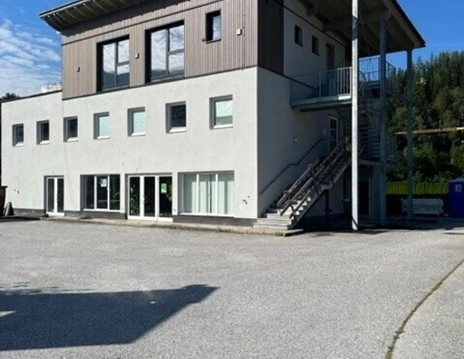 Bis zu 4 Büroplätze in Gemeinschaftsbüro mit IT-Firma zu vermieten (abgeschlossen oder als Coworking)
