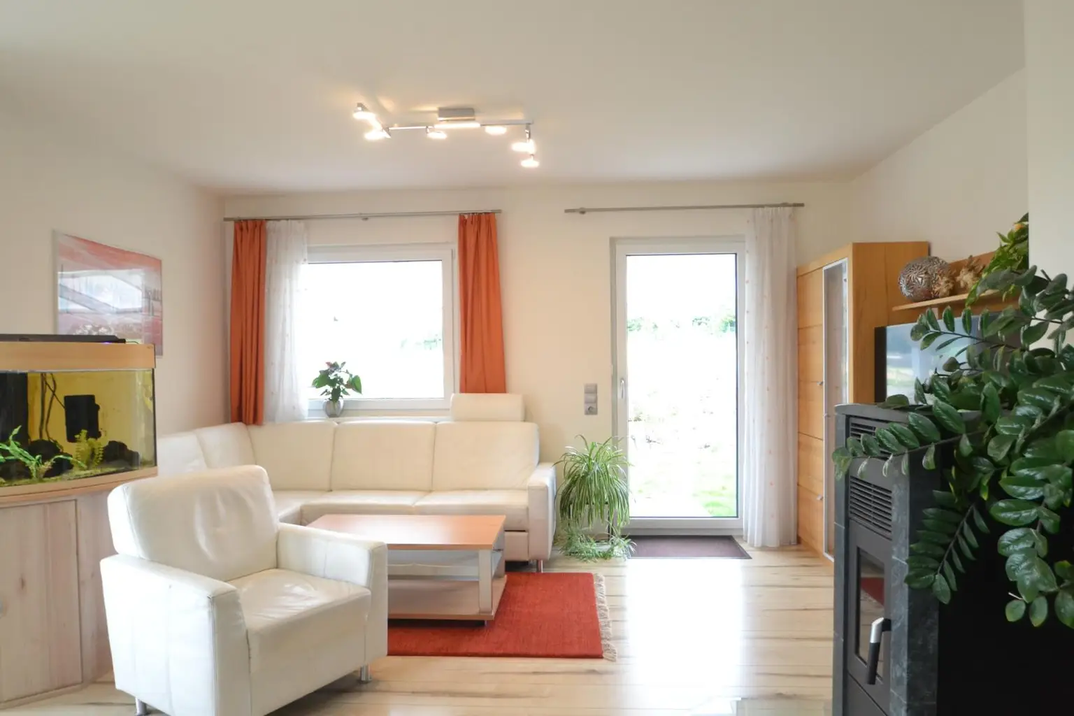 Wohnzimmer mit Ausgang zur Terrasse