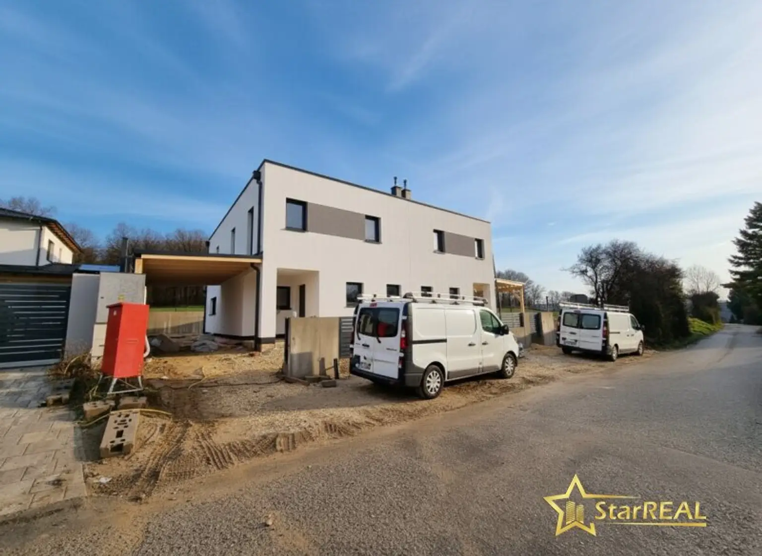 KURZ VOR FERTIGSTELLUNG! 208 m² NFL! 5-ZIMMER, KELLER, BALKON, TERRASSE, CARPORT UND GROSSER GARTEN. ZIEGELQUALITÄT MIT UNVERBAUBAREM GRÜNBLICK.