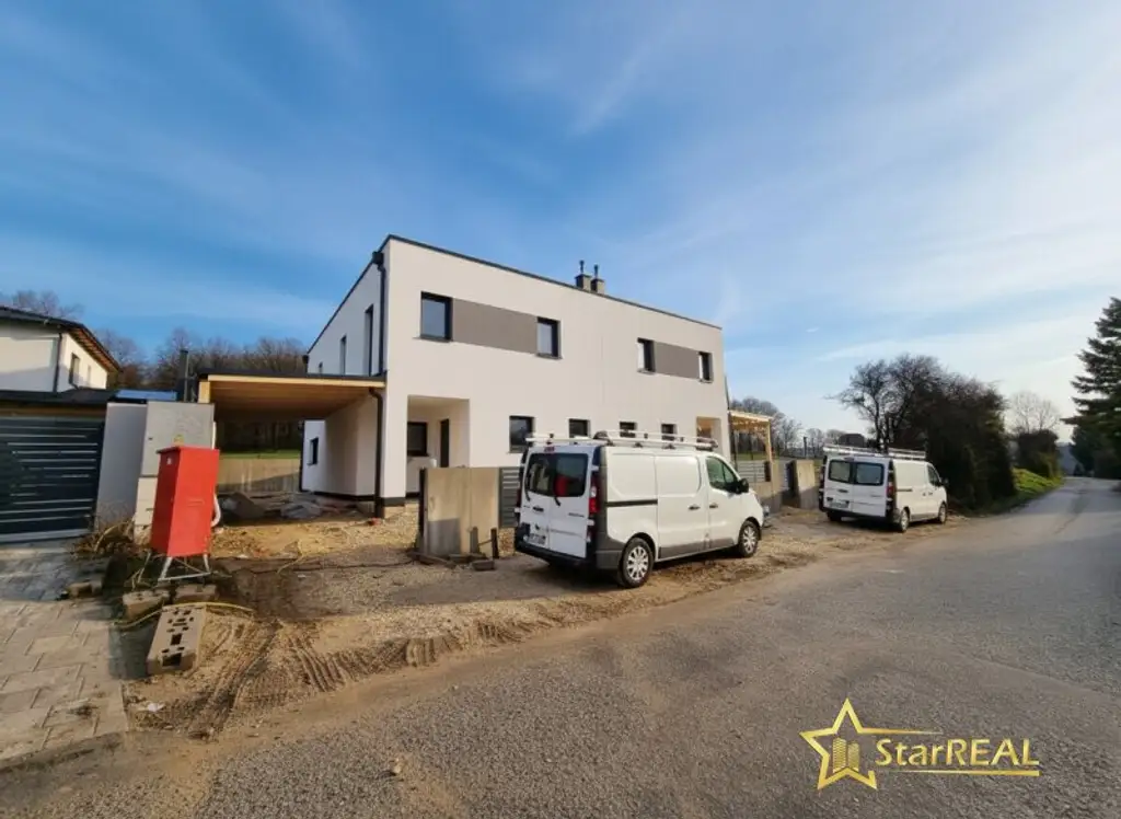 KURZ VOR FERTIGSTELLUNG! 208 m² NFL! 5-ZIMMER, KELLER, BALKON, TERRASSE, CARPORT UND GROSSER GARTEN. ZIEGELQUALITÄT MIT UNVERBAUBAREM GRÜNBLICK.