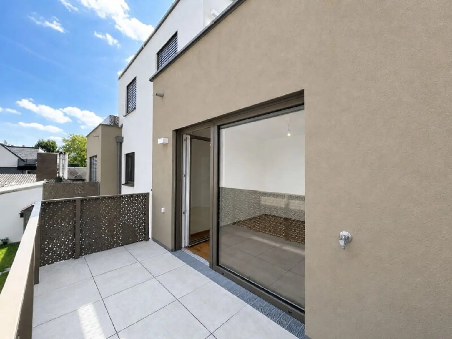 hofseitiger Balkon mit Strom und Wasseranschluss