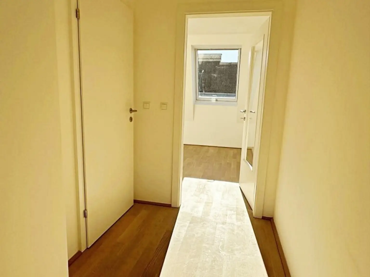 AUGARTEN-NÄHE, ERSTBEZUG, klimatisiertes 52 m2 Dachgeschoss, 2 Zimmer, Komplettküche, Duschbad, Parketten, Brigittenauer Lände